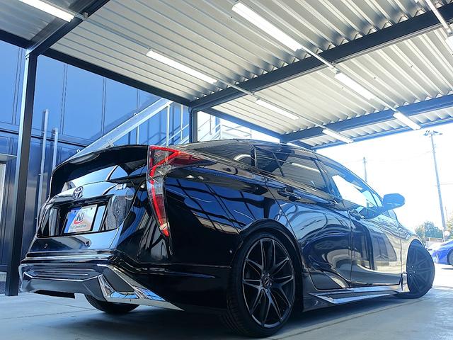 プリウス A 新品車高調・新品19AW・新品タイヤ・白革調シートカバー・フルエアロ・9型ナビ・ブルートゥース・TV・バックカメラ・ETC・コンビハンドル・クルコン・BSM・HUD・クリアランスソナー・スペアタイヤ・(6枚目)