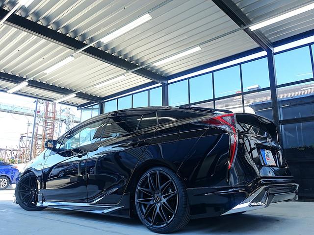 プリウス A 新品車高調・新品19AW・新品タイヤ・白革調シートカバー・フルエアロ・9型ナビ・ブルートゥース・TV・バックカメラ・ETC・コンビハンドル・クルコン・BSM・HUD・クリアランスソナー・スペアタイヤ・(14枚目)