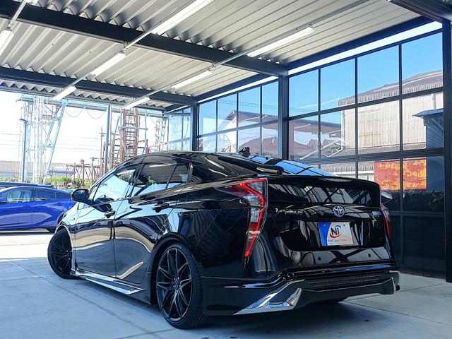 プリウス A 新品車高調・新品19AW・新品タイヤ・白革調シートカバー・フルエアロ・9型ナビ・ブルートゥース・TV・バックカメラ・ETC・コンビハンドル・クルコン・BSM・HUD・クリアランスソナー・スペアタイヤ・(16枚目)