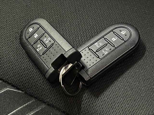 カスタムＧ－Ｔ　両電スラ　フルセグナビ　バックカメラ　ＬＥＤヘッド　クルコン　Ｂｌｕｅｔｏｏｔｈ　ステリモ　スマートキー２個　Ａストップ　プッシュスタート　純正マットバイザー　アームレスト(16枚目)