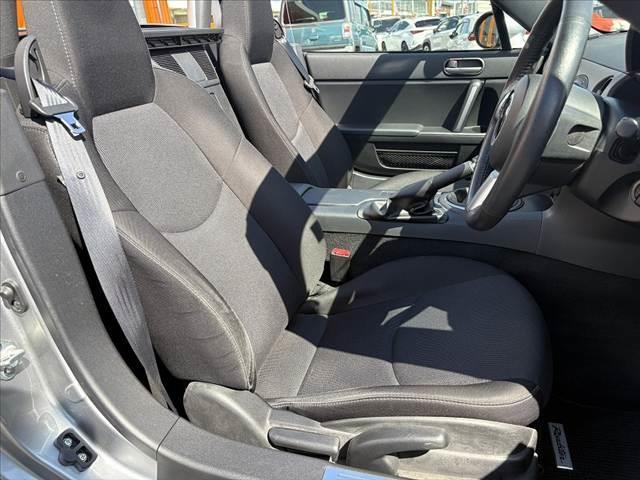 ロードスター ＲＳ　ＲＨＴ　禁煙　中期　６ＭＴ　フルセグナビ　トルクセンシング式スーパーＬＳＤ　Ｂｌｕｅｔｏｏｔｈ　ビルシュタイン製ダンパー　革巻きシフトノブ　ＡＡＣ　ステリモ　スペアキー　ＨＩＤヘッド　ＡＣソケット　ＳＲＳ（16枚目）