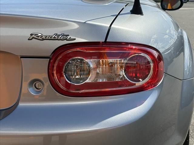 ロードスター ＲＳ　ＲＨＴ　禁煙　中期　６ＭＴ　フルセグナビ　トルクセンシング式スーパーＬＳＤ　Ｂｌｕｅｔｏｏｔｈ　ビルシュタイン製ダンパー　革巻きシフトノブ　ＡＡＣ　ステリモ　スペアキー　ＨＩＤヘッド　ＡＣソケット　ＳＲＳ（35枚目）