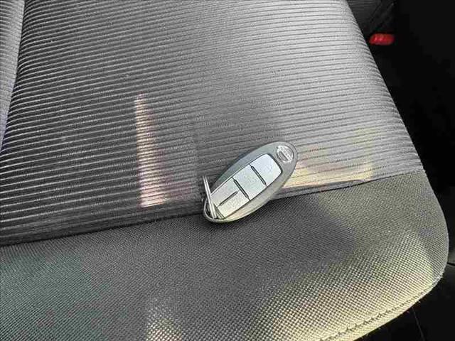 セレナ ハイウェイスター　禁煙　プロパイロット　純正９インチナビ　フリップダウンモニター　両側電動スライド　パノラマビュー　Ａストップ　エマブレ　デジタルルームミラー　クリアランスソナー　バックテーブル　後席ＵＳＢ　後席ＡＣ（7枚目）