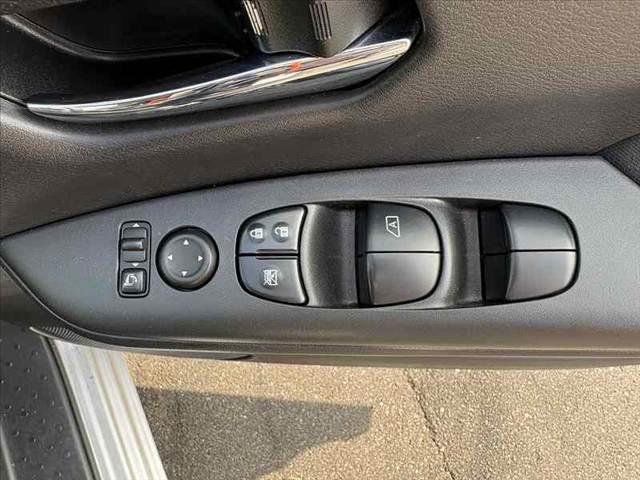 セレナ ハイウェイスター　禁煙　プロパイロット　純正９インチナビ　フリップダウンモニター　両側電動スライド　パノラマビュー　Ａストップ　エマブレ　デジタルルームミラー　クリアランスソナー　バックテーブル　後席ＵＳＢ　後席ＡＣ（30枚目）