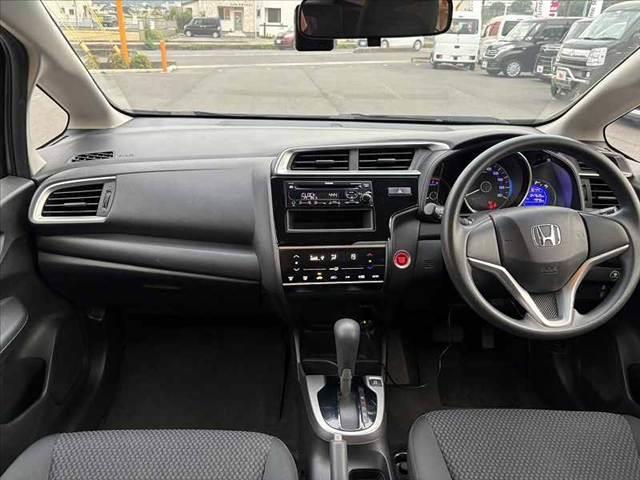 フィット  禁煙 純正オーディオ ドラレコ Pスタート オートエアコン プラズマクラスター 電格ウインカーミラー Aストップ ACソケット SRSエアバック ヘッドライトレベライザー フロアマット ふらつき防止(2枚目)