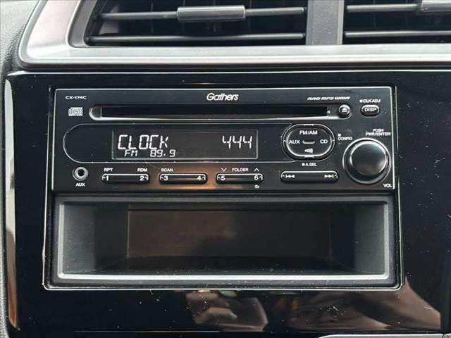 フィット  禁煙 純正オーディオ ドラレコ Pスタート オートエアコン プラズマクラスター 電格ウインカーミラー Aストップ ACソケット SRSエアバック ヘッドライトレベライザー フロアマット ふらつき防止(3枚目)