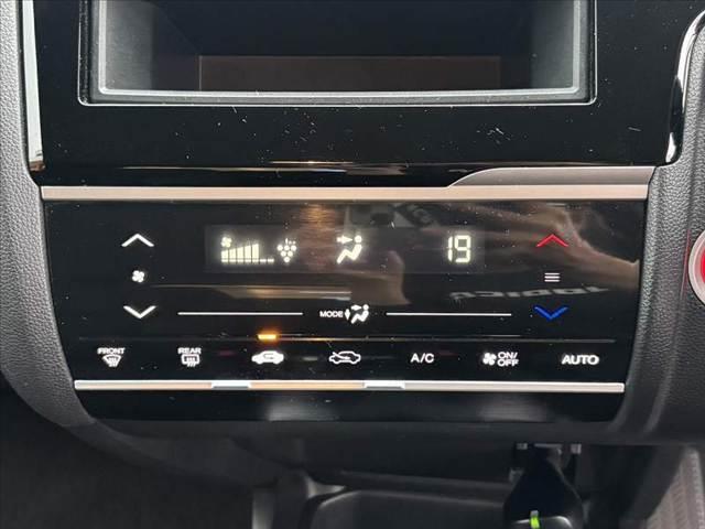 フィット  禁煙 純正オーディオ ドラレコ Pスタート オートエアコン プラズマクラスター 電格ウインカーミラー Aストップ ACソケット SRSエアバック ヘッドライトレベライザー フロアマット ふらつき防止(4枚目)