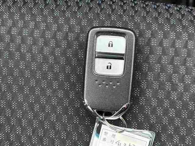 フィット  禁煙 純正オーディオ ドラレコ Pスタート オートエアコン プラズマクラスター 電格ウインカーミラー Aストップ ACソケット SRSエアバック ヘッドライトレベライザー フロアマット ふらつき防止(7枚目)