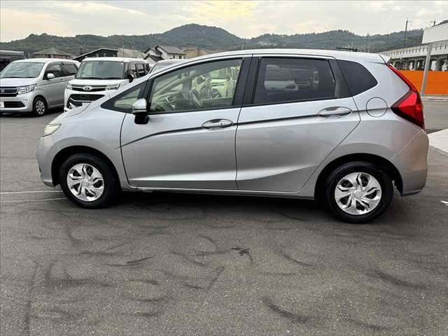 フィット  禁煙 純正オーディオ ドラレコ Pスタート オートエアコン プラズマクラスター 電格ウインカーミラー Aストップ ACソケット SRSエアバック ヘッドライトレベライザー フロアマット ふらつき防止(12枚目)