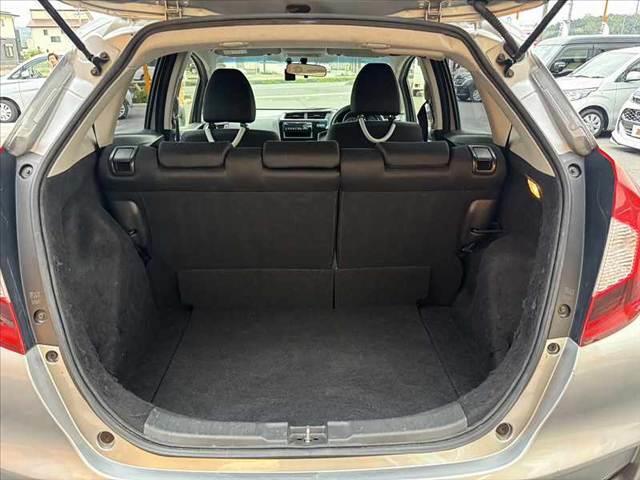 フィット  禁煙 純正オーディオ ドラレコ Pスタート オートエアコン プラズマクラスター 電格ウインカーミラー Aストップ ACソケット SRSエアバック ヘッドライトレベライザー フロアマット ふらつき防止(20枚目)