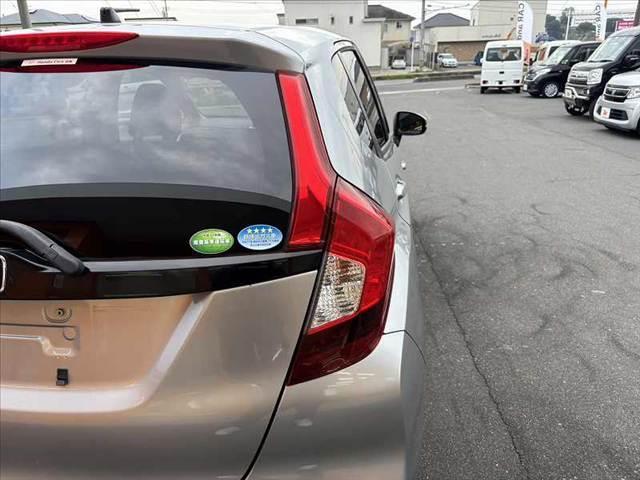 フィット  禁煙 純正オーディオ ドラレコ Pスタート オートエアコン プラズマクラスター 電格ウインカーミラー Aストップ ACソケット SRSエアバック ヘッドライトレベライザー フロアマット ふらつき防止(30枚目)