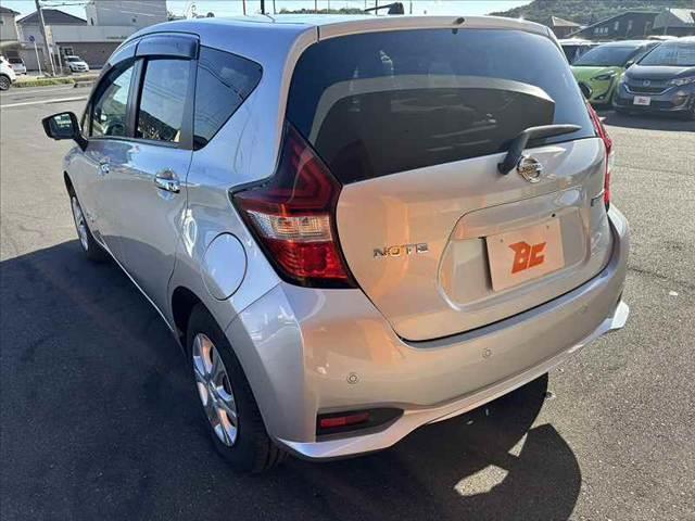ノート e-パワー B FOUR 禁煙 4WD エマブレ インテリジェントアラウンドビューモニター インテリジェントルームミラー ETC 前後ドラレコ マット バイザー オーディオ オートヘッドライト 電格ミラー ACソケット(13枚目)