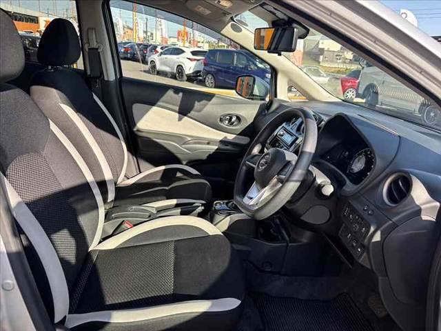 ノート e-パワー B FOUR 禁煙 4WD エマブレ インテリジェントアラウンドビューモニター インテリジェントルームミラー ETC 前後ドラレコ マット バイザー オーディオ オートヘッドライト 電格ミラー ACソケット(16枚目)