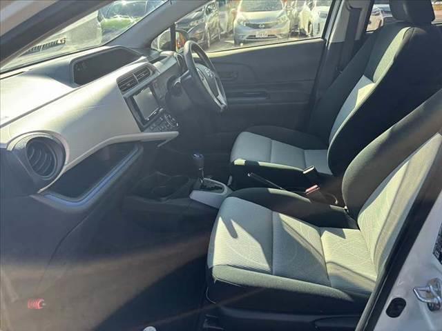 アクア S 禁煙 ナビ TV DVD再生 ETC オートヘッドライト マット バイザー 電格ウインカーミラー オートエアコン ヘッドライトレベライザー ISOFIXシート Pガラス Rワイパー SRSエアB(18枚目)