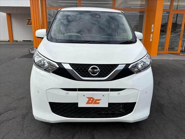 デイズ  禁煙 4WD エマージェンシーブレーキ オートライト キーレスキー Aストップ Aハイビーム クリアランスソナー アームレスト シートリフター チルステ ACソケット Pガラス SRSエアB(9枚目)