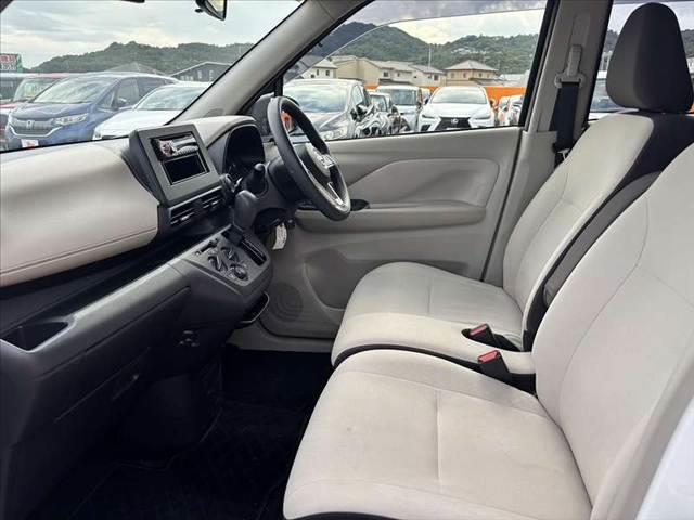 デイズ  禁煙 4WD エマージェンシーブレーキ オートライト キーレスキー Aストップ Aハイビーム クリアランスソナー アームレスト シートリフター チルステ ACソケット Pガラス SRSエアB(18枚目)