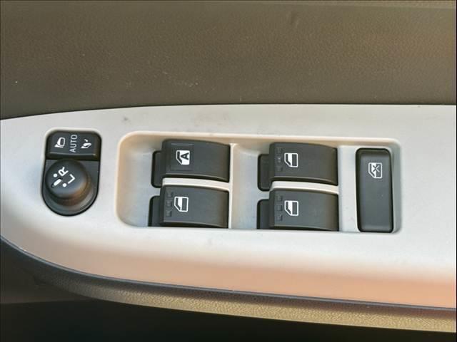 パッソ モーダ フルセグナビ スマートキー2個 LEDヘッドライト DVD再生 オートエアコン アイドリングストップ プライバシーガラス 電格ミラー シートリフター SRSエアバッグ リアワイパー ベンチシート(23枚目)