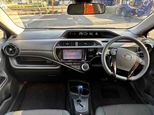 アクア Sスタイルブラック 禁煙 中期 純正ナビ 地デジ Bluetooth スマートキー Pスタート Bカメラ プリクラッシュ Aヘッドランプ Aハイビーム ステリモ ISOFIX アームレスト ACソケット コーナーポール(2枚目)