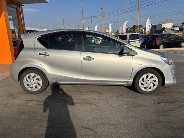 アクア Sスタイルブラック 禁煙 中期 純正ナビ 地デジ Bluetooth スマートキー Pスタート Bカメラ プリクラッシュ Aヘッドランプ Aハイビーム ステリモ ISOFIX アームレスト ACソケット コーナーポール(11枚目)