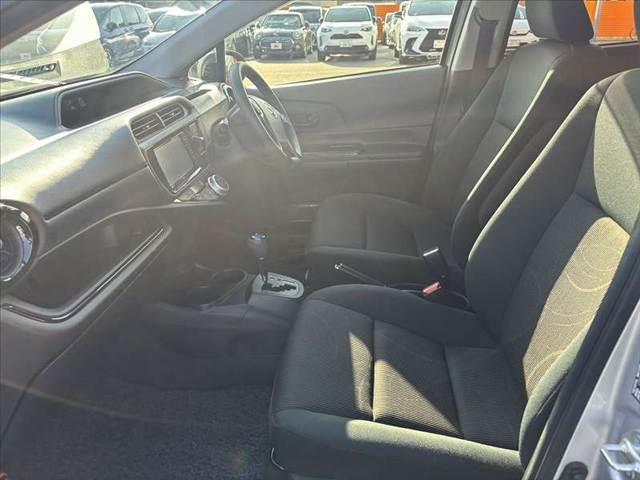 アクア Sスタイルブラック 禁煙 中期 純正ナビ 地デジ Bluetooth スマートキー Pスタート Bカメラ プリクラッシュ Aヘッドランプ Aハイビーム ステリモ ISOFIX アームレスト ACソケット コーナーポール(18枚目)