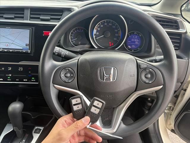 フィット  CTBA クルコン ナビ TV Bカメラ BT ETC スペアキー オートLEDヘッド マット バイザー Pスタート Pガラス 電格ウインカーミラー ACソケット アームレスト SRSエアB(7枚目)