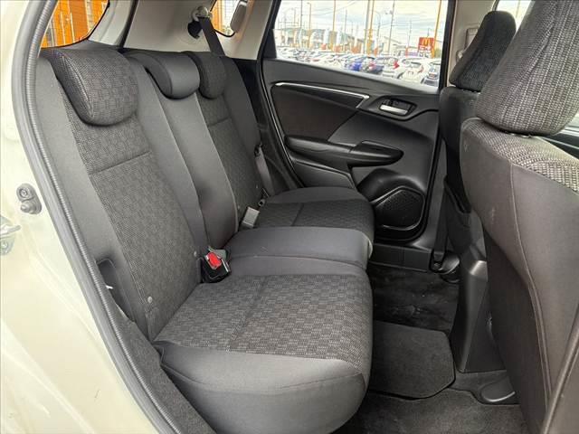 フィット  CTBA クルコン ナビ TV Bカメラ BT ETC スペアキー オートLEDヘッド マット バイザー Pスタート Pガラス 電格ウインカーミラー ACソケット アームレスト SRSエアB(17枚目)