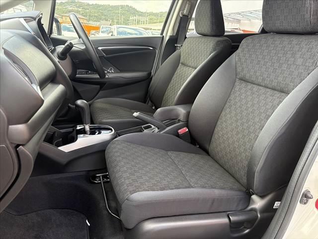 フィット  CTBA クルコン ナビ TV Bカメラ BT ETC スペアキー オートLEDヘッド マット バイザー Pスタート Pガラス 電格ウインカーミラー ACソケット アームレスト SRSエアB(18枚目)