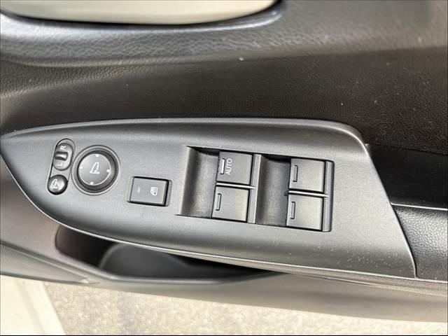 フィット  CTBA クルコン ナビ TV Bカメラ BT ETC スペアキー オートLEDヘッド マット バイザー Pスタート Pガラス 電格ウインカーミラー ACソケット アームレスト SRSエアB(30枚目)