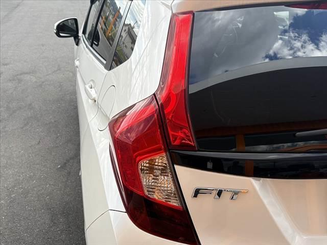 フィット  CTBA クルコン ナビ TV Bカメラ BT ETC スペアキー オートLEDヘッド マット バイザー Pスタート Pガラス 電格ウインカーミラー ACソケット アームレスト SRSエアB(37枚目)