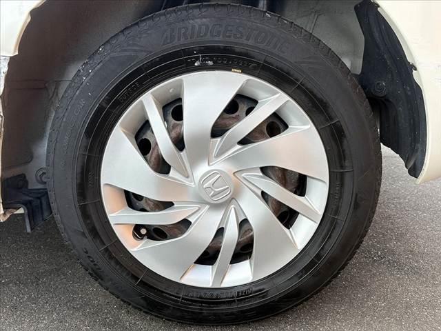 フィット  CTBA クルコン ナビ TV Bカメラ BT ETC スペアキー オートLEDヘッド マット バイザー Pスタート Pガラス 電格ウインカーミラー ACソケット アームレスト SRSエアB(40枚目)