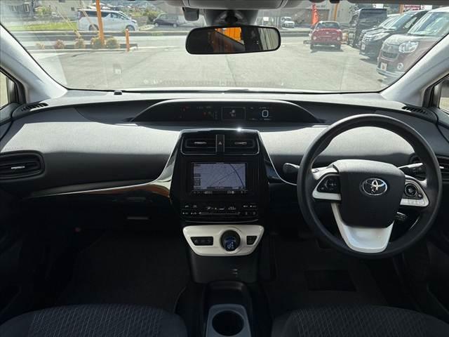 プリウス Ｅ　セーフティセンス　レーダークルーズ　ナビ　オートＬＥＤヘッド　オートハイビーム　マット　バイザー　純正１５インチＡＷ　Ｐスタート　ＡＣソケット　電格ウインカーミラー　ＳＲＳエアＢ　バニティミラー（2枚目）