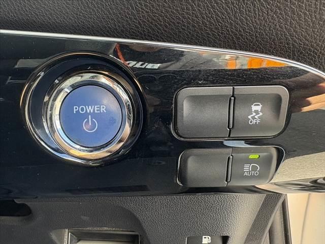 プリウス Ｅ　セーフティセンス　レーダークルーズ　ナビ　オートＬＥＤヘッド　オートハイビーム　マット　バイザー　純正１５インチＡＷ　Ｐスタート　ＡＣソケット　電格ウインカーミラー　ＳＲＳエアＢ　バニティミラー（6枚目）