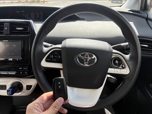 プリウス Ｅ　セーフティセンス　レーダークルーズ　ナビ　オートＬＥＤヘッド　オートハイビーム　マット　バイザー　純正１５インチＡＷ　Ｐスタート　ＡＣソケット　電格ウインカーミラー　ＳＲＳエアＢ　バニティミラー（7枚目）