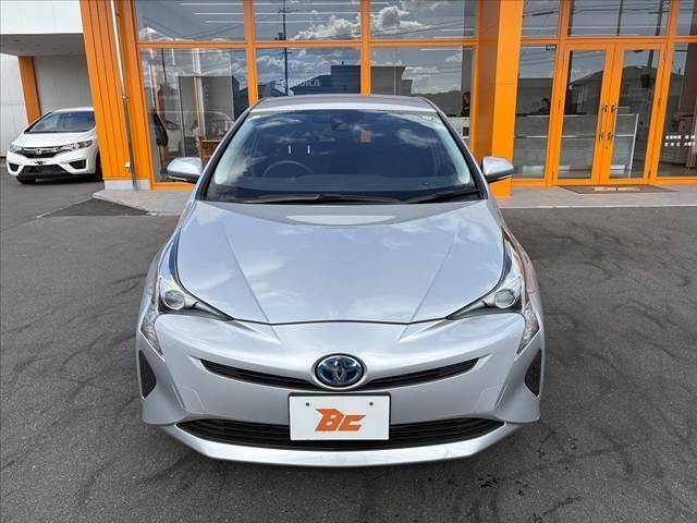 プリウス Ｅ　セーフティセンス　レーダークルーズ　ナビ　オートＬＥＤヘッド　オートハイビーム　マット　バイザー　純正１５インチＡＷ　Ｐスタート　ＡＣソケット　電格ウインカーミラー　ＳＲＳエアＢ　バニティミラー（9枚目）