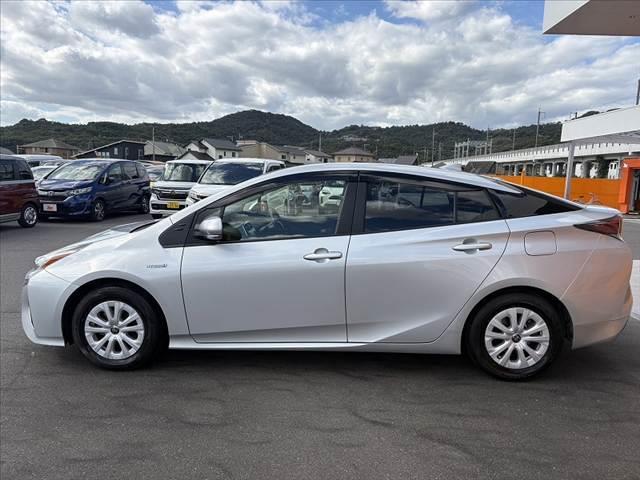 プリウス Ｅ　セーフティセンス　レーダークルーズ　ナビ　オートＬＥＤヘッド　オートハイビーム　マット　バイザー　純正１５インチＡＷ　Ｐスタート　ＡＣソケット　電格ウインカーミラー　ＳＲＳエアＢ　バニティミラー（12枚目）