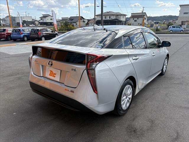 プリウス Ｅ　セーフティセンス　レーダークルーズ　ナビ　オートＬＥＤヘッド　オートハイビーム　マット　バイザー　純正１５インチＡＷ　Ｐスタート　ＡＣソケット　電格ウインカーミラー　ＳＲＳエアＢ　バニティミラー（15枚目）