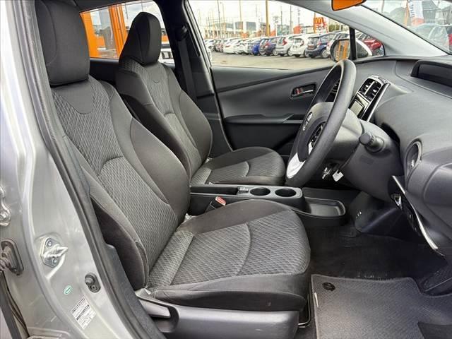 プリウス Ｅ　セーフティセンス　レーダークルーズ　ナビ　オートＬＥＤヘッド　オートハイビーム　マット　バイザー　純正１５インチＡＷ　Ｐスタート　ＡＣソケット　電格ウインカーミラー　ＳＲＳエアＢ　バニティミラー（16枚目）