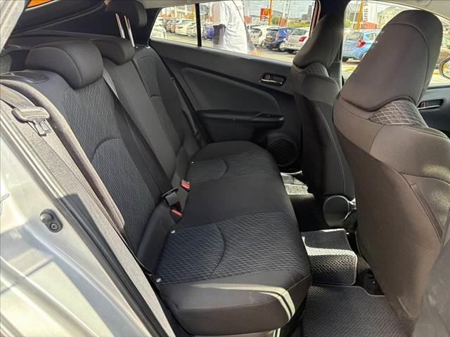 プリウス Ｅ　セーフティセンス　レーダークルーズ　ナビ　オートＬＥＤヘッド　オートハイビーム　マット　バイザー　純正１５インチＡＷ　Ｐスタート　ＡＣソケット　電格ウインカーミラー　ＳＲＳエアＢ　バニティミラー（17枚目）