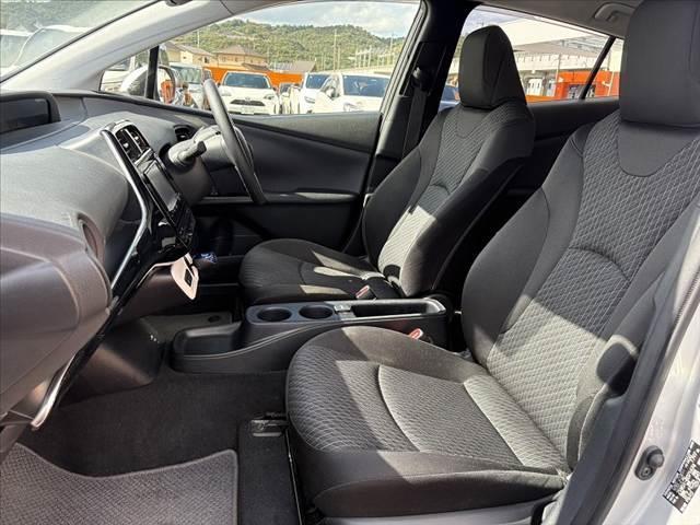 プリウス Ｅ　セーフティセンス　レーダークルーズ　ナビ　オートＬＥＤヘッド　オートハイビーム　マット　バイザー　純正１５インチＡＷ　Ｐスタート　ＡＣソケット　電格ウインカーミラー　ＳＲＳエアＢ　バニティミラー（18枚目）