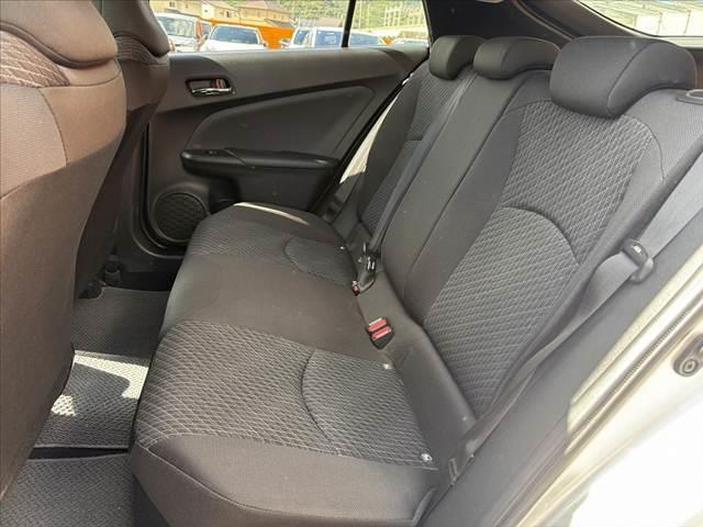 プリウス Ｅ　セーフティセンス　レーダークルーズ　ナビ　オートＬＥＤヘッド　オートハイビーム　マット　バイザー　純正１５インチＡＷ　Ｐスタート　ＡＣソケット　電格ウインカーミラー　ＳＲＳエアＢ　バニティミラー（19枚目）