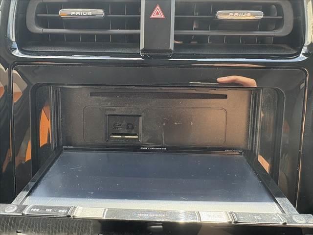 プリウス Ｅ　セーフティセンス　レーダークルーズ　ナビ　オートＬＥＤヘッド　オートハイビーム　マット　バイザー　純正１５インチＡＷ　Ｐスタート　ＡＣソケット　電格ウインカーミラー　ＳＲＳエアＢ　バニティミラー（22枚目）