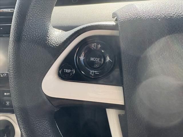 プリウス Ｅ　セーフティセンス　レーダークルーズ　ナビ　オートＬＥＤヘッド　オートハイビーム　マット　バイザー　純正１５インチＡＷ　Ｐスタート　ＡＣソケット　電格ウインカーミラー　ＳＲＳエアＢ　バニティミラー（23枚目）