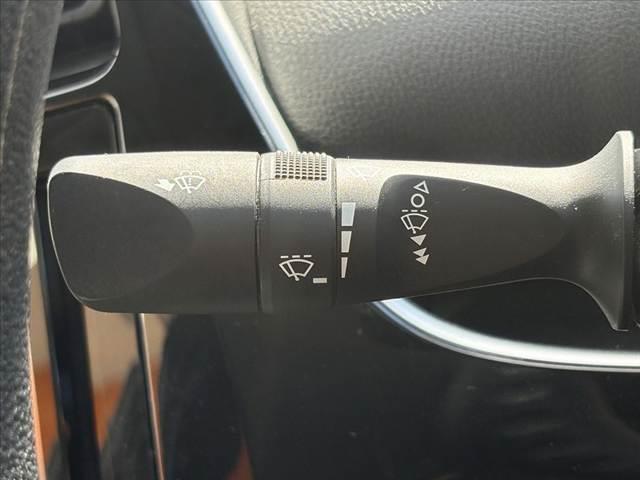 プリウス Ｅ　セーフティセンス　レーダークルーズ　ナビ　オートＬＥＤヘッド　オートハイビーム　マット　バイザー　純正１５インチＡＷ　Ｐスタート　ＡＣソケット　電格ウインカーミラー　ＳＲＳエアＢ　バニティミラー（24枚目）