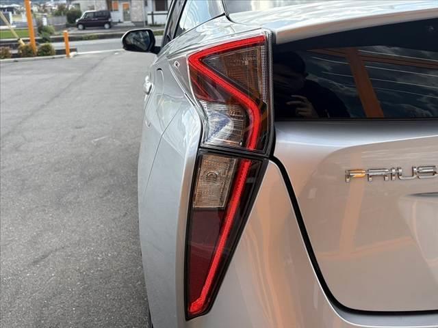 プリウス Ｅ　セーフティセンス　レーダークルーズ　ナビ　オートＬＥＤヘッド　オートハイビーム　マット　バイザー　純正１５インチＡＷ　Ｐスタート　ＡＣソケット　電格ウインカーミラー　ＳＲＳエアＢ　バニティミラー（35枚目）