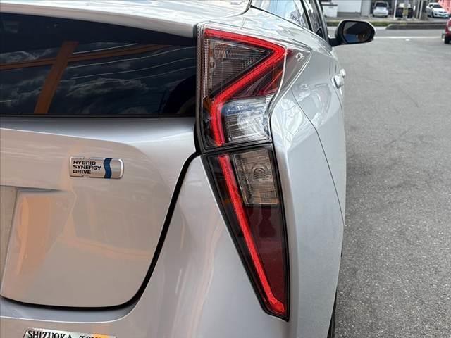 プリウス Ｅ　セーフティセンス　レーダークルーズ　ナビ　オートＬＥＤヘッド　オートハイビーム　マット　バイザー　純正１５インチＡＷ　Ｐスタート　ＡＣソケット　電格ウインカーミラー　ＳＲＳエアＢ　バニティミラー（36枚目）