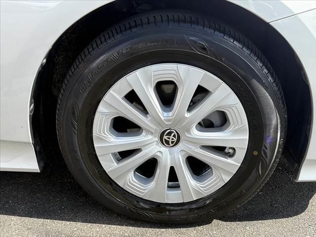 プリウス Ｅ　セーフティセンス　レーダークルーズ　ナビ　オートＬＥＤヘッド　オートハイビーム　マット　バイザー　純正１５インチＡＷ　Ｐスタート　ＡＣソケット　電格ウインカーミラー　ＳＲＳエアＢ　バニティミラー（37枚目）