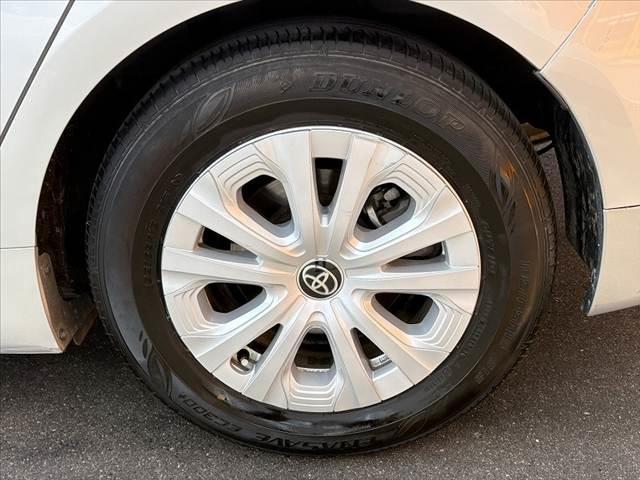 プリウス Ｅ　セーフティセンス　レーダークルーズ　ナビ　オートＬＥＤヘッド　オートハイビーム　マット　バイザー　純正１５インチＡＷ　Ｐスタート　ＡＣソケット　電格ウインカーミラー　ＳＲＳエアＢ　バニティミラー（39枚目）