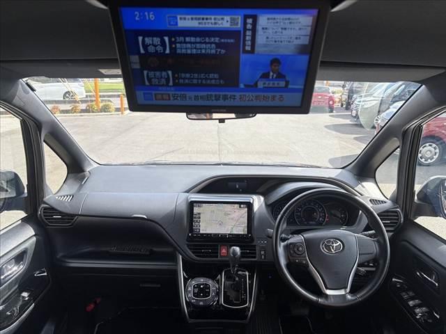 ヴォクシー 　禁煙　７人乗り　９インチナビ　１０．１インチフリップダウンモニター　フルセグＴＶ　Ｂカメラ　ＢＴ　ＤＶＤ再生　両電スラドア　セーフティセンス　クルコン　ドラレコ　ビルトインＥＴＣ　オートＬＥＤヘッド（2枚目）