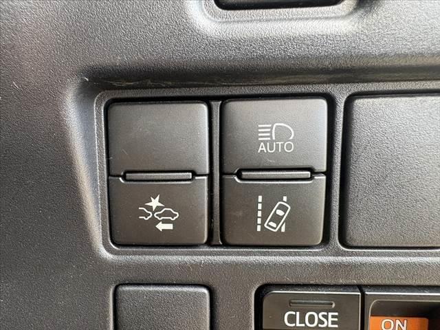 ヴォクシー 　禁煙　７人乗り　９インチナビ　１０．１インチフリップダウンモニター　フルセグＴＶ　Ｂカメラ　ＢＴ　ＤＶＤ再生　両電スラドア　セーフティセンス　クルコン　ドラレコ　ビルトインＥＴＣ　オートＬＥＤヘッド（6枚目）