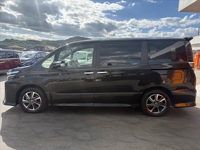 ヴォクシー 　禁煙　７人乗り　９インチナビ　１０．１インチフリップダウンモニター　フルセグＴＶ　Ｂカメラ　ＢＴ　ＤＶＤ再生　両電スラドア　セーフティセンス　クルコン　ドラレコ　ビルトインＥＴＣ　オートＬＥＤヘッド（12枚目）